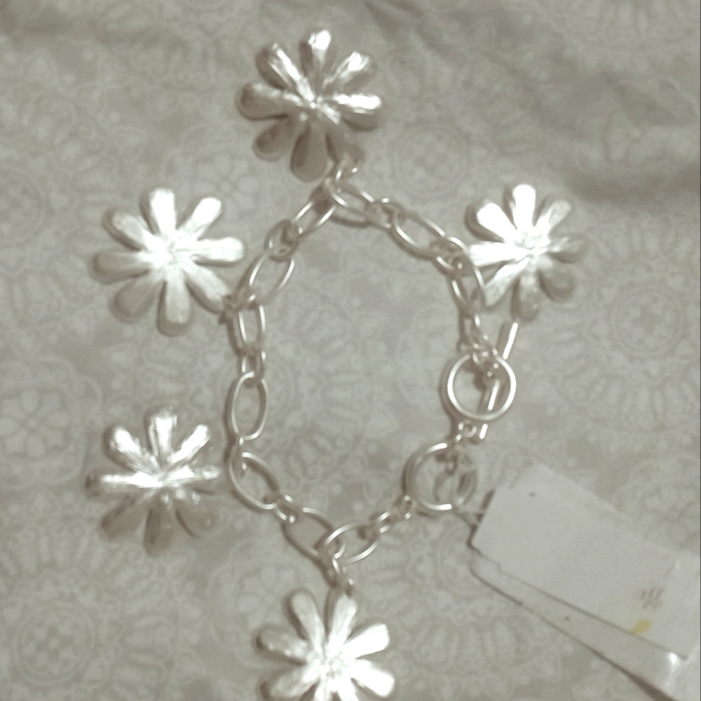 Cute chunky bracelet has flowers